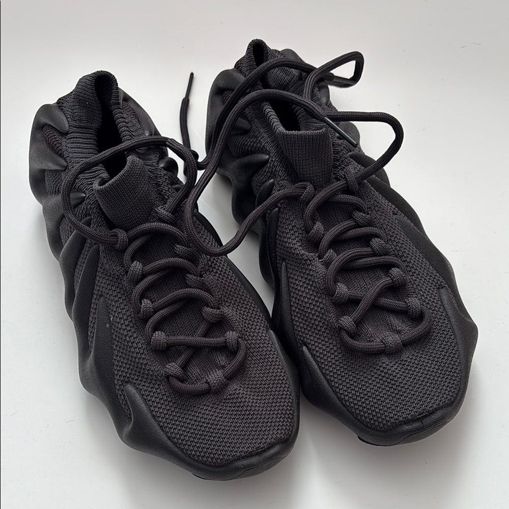 Yeezy Black Sneakers Sleek Modern Design